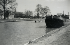 811659 Afbeelding van de finish van de vier met stuurman van de roeivereniging Viking in het Merwedekanaal te Utrecht; ...